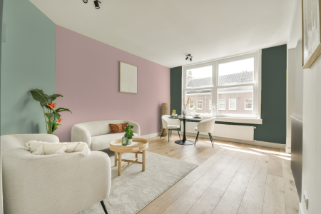 kamer in kleur 3020 met designkleuren op de wanden