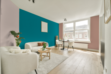 kamer in kleur 4025 met designkleuren op de wanden