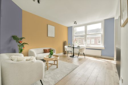 kamer in kleur 4050 met designkleuren op de wanden