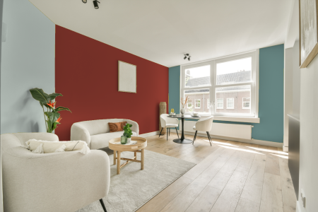 kamer in kleur Full red met designkleuren op de wanden
