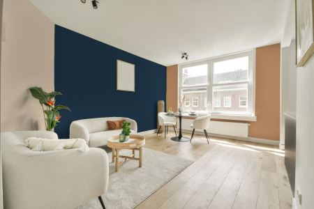 kamer in kleur Lush indigo met designkleuren op de wanden