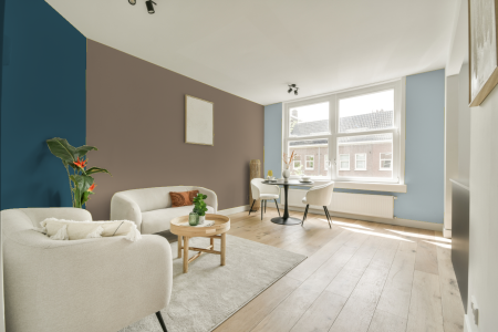 kamer in kleur Real greige met designkleuren op de wanden