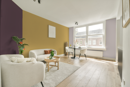 kamer in kleur Real mustard met designkleuren op de wanden