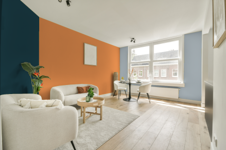 kamer in kleur S 0560-y40r met designkleuren op de wanden