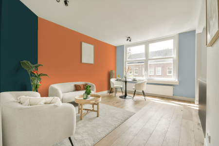 kamer in kleur S 0560-y50r met designkleuren op de wanden