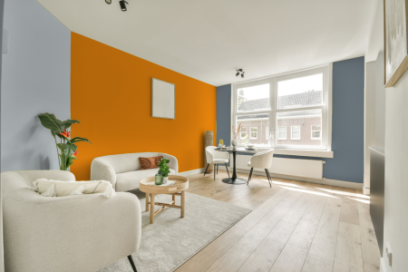 kamer in kleur S 0580-y30r met designkleuren op de wanden