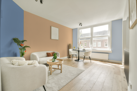 kamer in kleur S 1020-y30r met designkleuren op de wanden