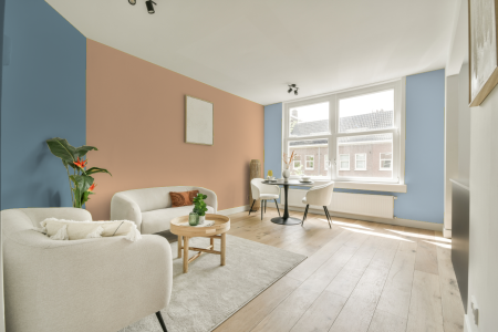 kamer in kleur S 1020-y40r met designkleuren op de wanden