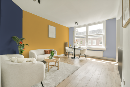 kamer in kleur S 1050-y10r met designkleuren op de wanden