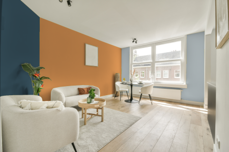 kamer in kleur S 1050-y30r met designkleuren op de wanden