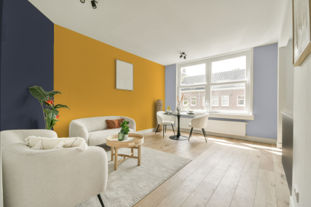 kamer in kleur S 1060-y10r met designkleuren op de wanden