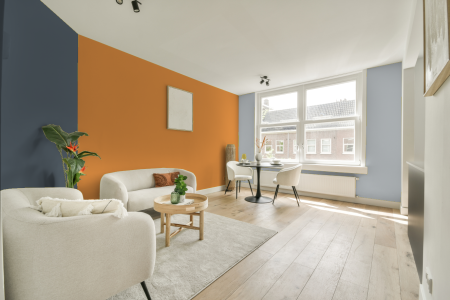 kamer in kleur S 1060-y30r met designkleuren op de wanden