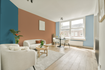 kamer in kleur S 2030-y40r met designkleuren op de wanden