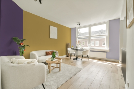 kamer in kleur S 2040-y met designkleuren op de wanden