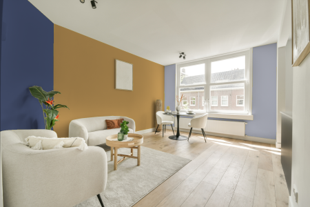 kamer in kleur S 2040-y10r met designkleuren op de wanden