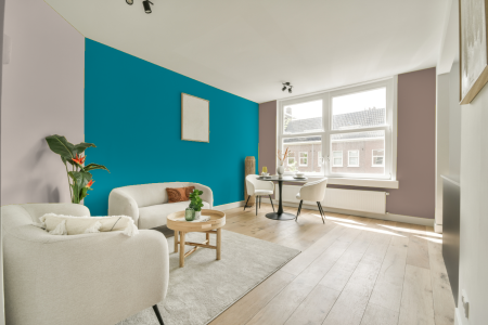 kamer in kleur S 2050-b10g met designkleuren op de wanden