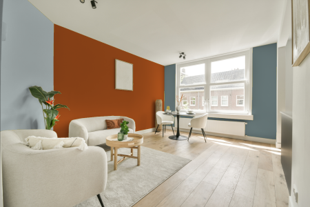 kamer in kleur S 2570-y50r met designkleuren op de wanden