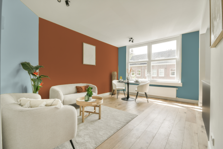 kamer in kleur S 3050-y50r met designkleuren op de wanden