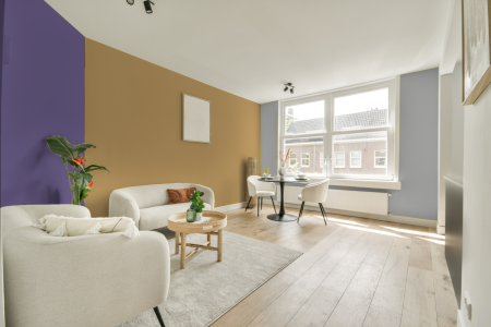 kamer in kleur Ral 1002 met designkleuren op de wanden