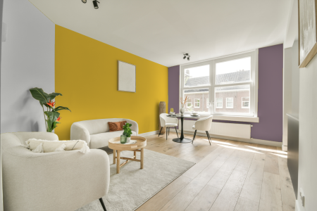 kamer in kleur Ral 1018 met designkleuren op de wanden