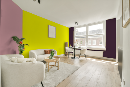 kamer in kleur Ral 1026 met designkleuren op de wanden