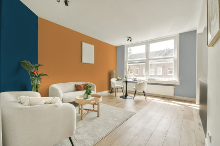 kamer in kleur Ral 1034 met designkleuren op de wanden