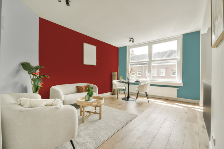 kamer in kleur Ral 3000 met designkleuren op de wanden