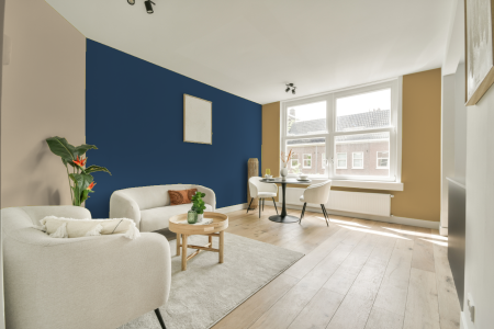 kamer in kleur Ral 5000 met designkleuren op de wanden