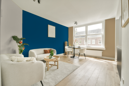 kamer in kleur Ral 5010 met designkleuren op de wanden