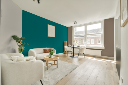 kamer in kleur Ral 5021 met designkleuren op de wanden