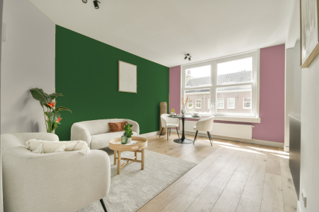 kamer in kleur Ral 6001 met designkleuren op de wanden