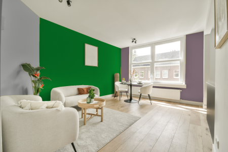 kamer in kleur Ral 6037 met designkleuren op de wanden