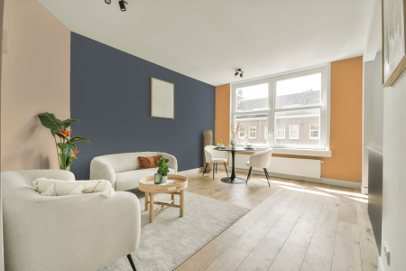 kamer in kleur Ppg10-19 met designkleuren op de wanden