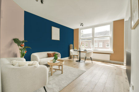 kamer in kleur Ppg10-32 met designkleuren op de wanden