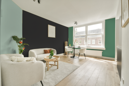 kamer in kleur Ppg1001-7 met designkleuren op de wanden