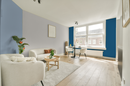 kamer in kleur Ppg1002-2 met designkleuren op de wanden