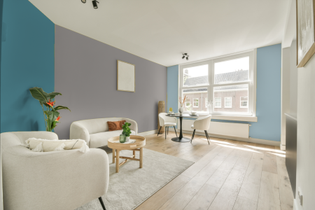 kamer in kleur Ppg1002-4 met designkleuren op de wanden