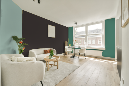 kamer in kleur Ppg1002-7 met designkleuren op de wanden