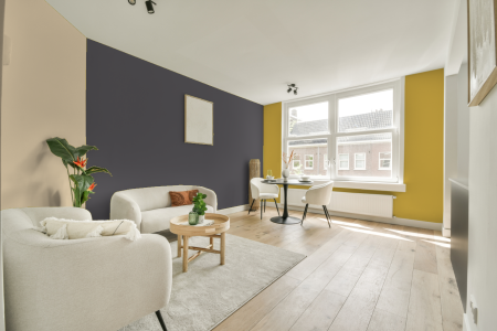 kamer in kleur Ppg1003-6 met designkleuren op de wanden