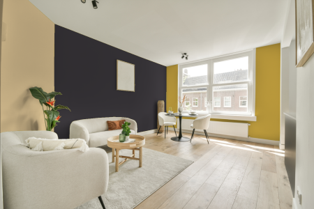 kamer in kleur Ppg1003-7 met designkleuren op de wanden