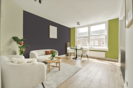 kamer in kleur Ppg1004-6 met designkleuren op de wanden