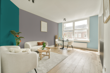 kamer in kleur Ppg1005-4 met designkleuren op de wanden