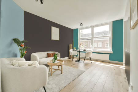 kamer in kleur Ppg1005-6 met designkleuren op de wanden