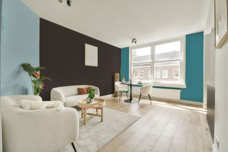 kamer in kleur Ppg1005-7 met designkleuren op de wanden