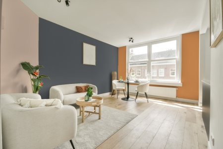 kamer in kleur Ppg1011-5 met designkleuren op de wanden