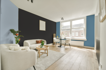 kamer in kleur Ppg1011-7 met designkleuren op de wanden