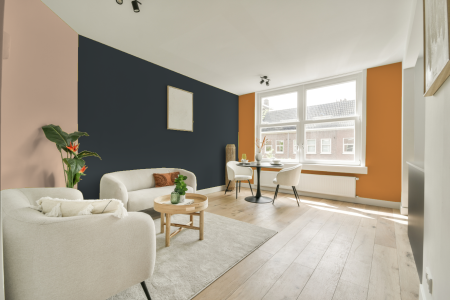 kamer in kleur Ppg1012-7 met designkleuren op de wanden