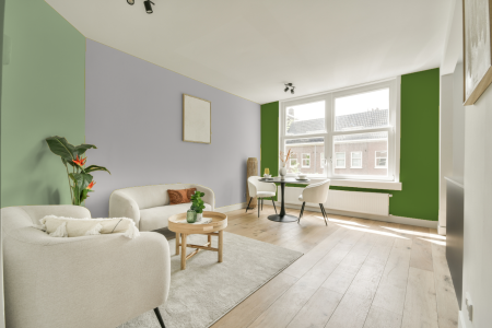 kamer in kleur Ppg1014-3 met designkleuren op de wanden