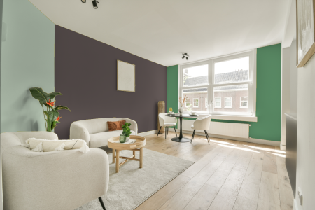 kamer in kleur Ppg1014-6 met designkleuren op de wanden