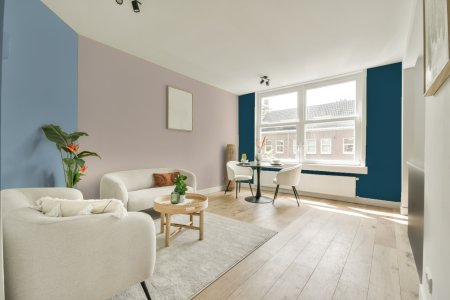 kamer in kleur Ppg1015-3 met designkleuren op de wanden